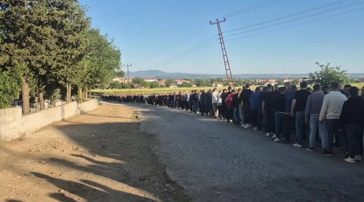 Küplü'de metrelerce uzanan bayramlaşma köprüsü