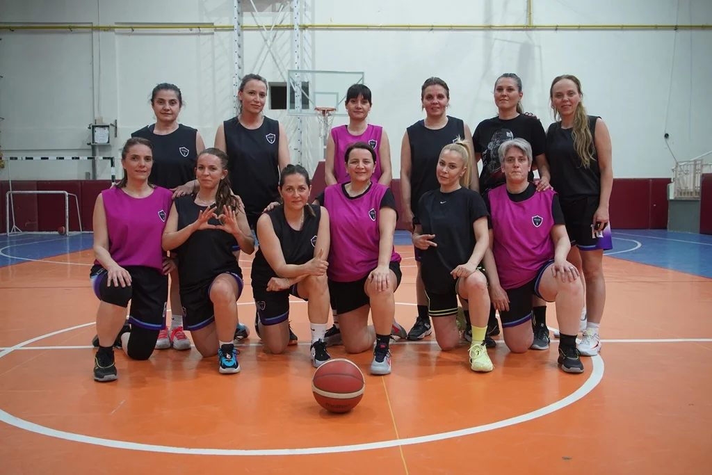 Neşteri bırakıp potaya koştular: Sağlıkçı annelerin basketbol aşkı