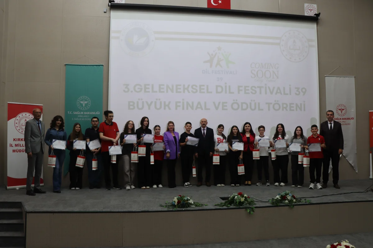 Ortaokul öğrencileri İngilizce tiyatro gösterisiyle teknoloji bağımlılığına dikkati çekti