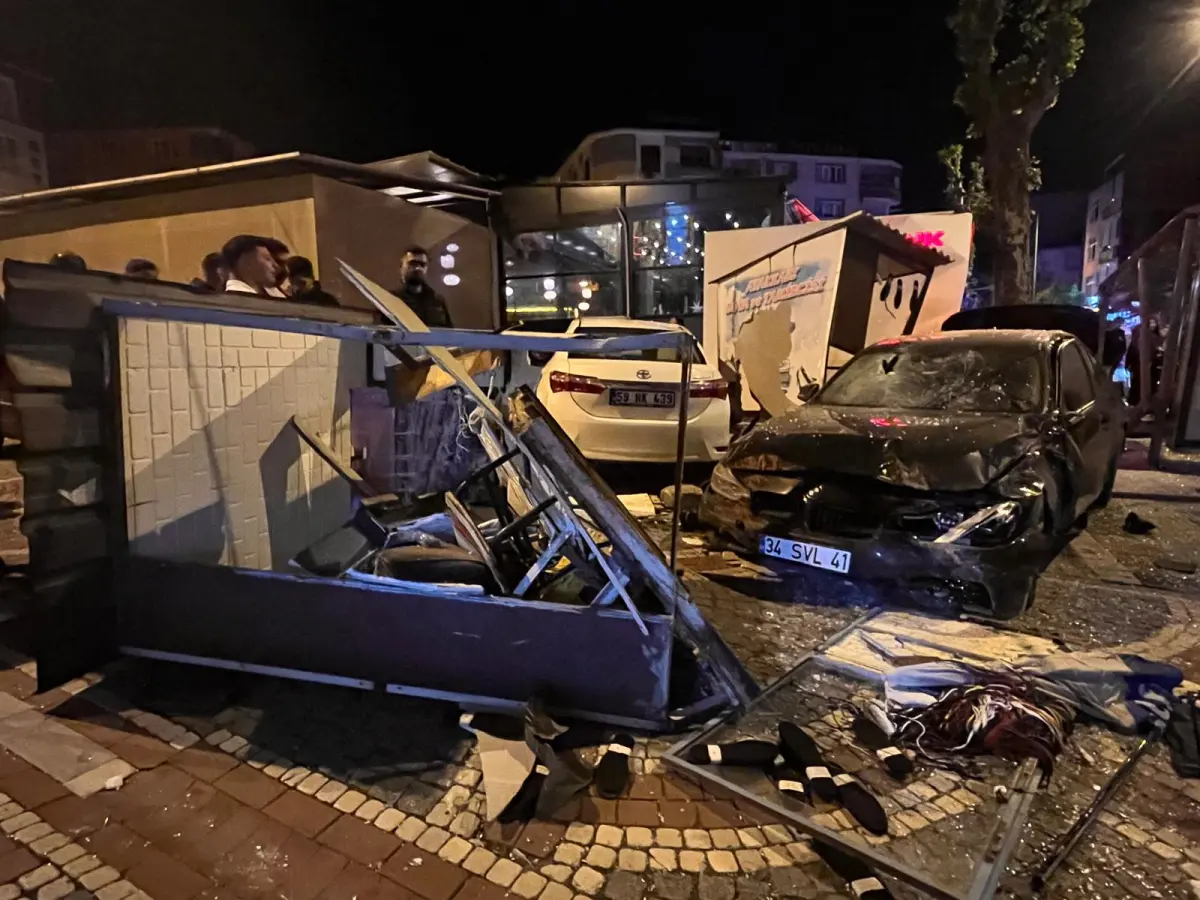 Otobüs durağına çarpan otomobildeki 3 kişi yaralandı