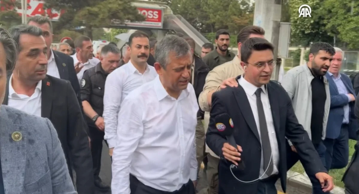 Özgür Özel, CHP Genel Merkezi'nden ayrıldı
