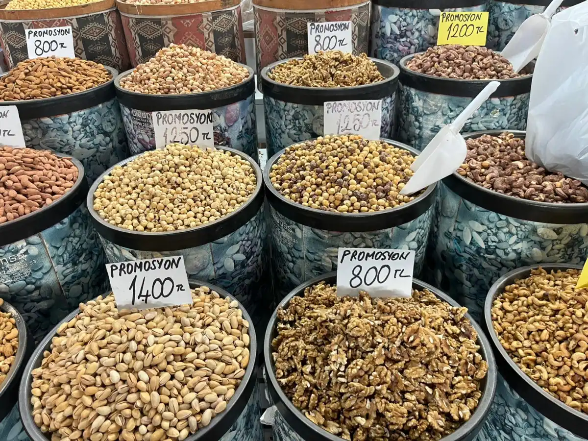Pazarda kuruyemiş fiyatları cep yakıyor