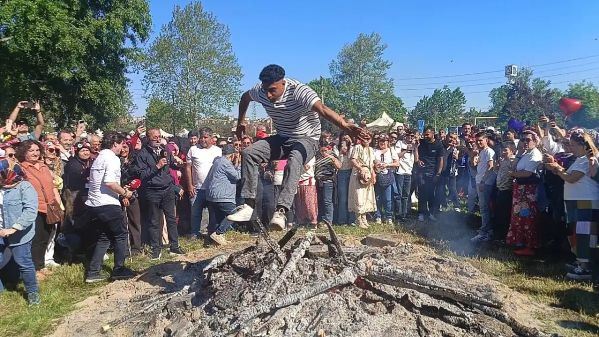 Tarık Mengüç Sahneye Çıkmadan Önce Binlerce Kişi Ateşten Atladı