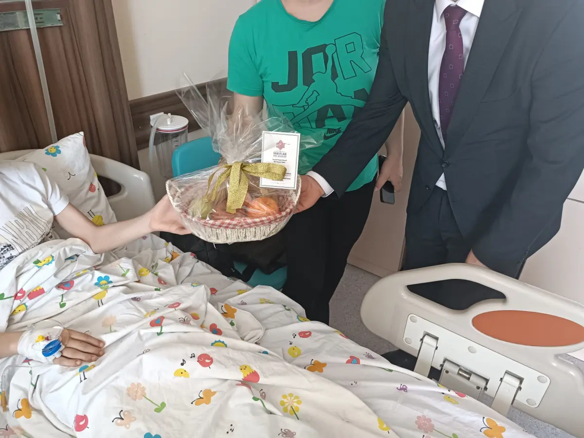 Vakıflardan hastalara 'meyve' ikramı