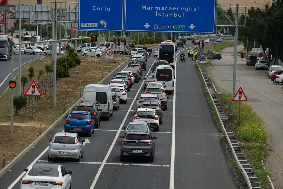 Yollarda bayram tatili dönüşü yoğunluk yaşanıyor