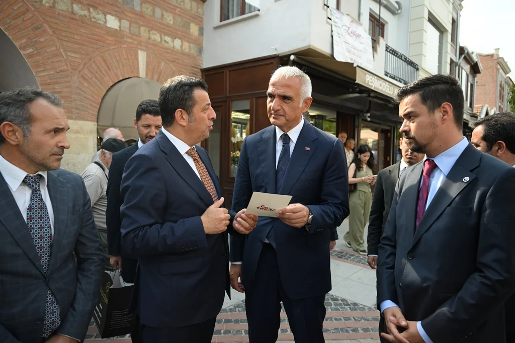 Bakan Ersoy'dan sağlıklaştırma projesine yakın markaj