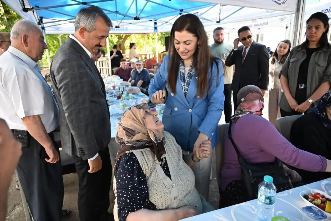 Edirne Valisi Sezer huzurevi sakinlerinin Babalar Günü'nü kutladı