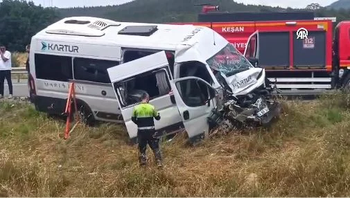 Edirne'de gıda tankeri ile servis aracı çarpıştı, 12 kişi yaralandı