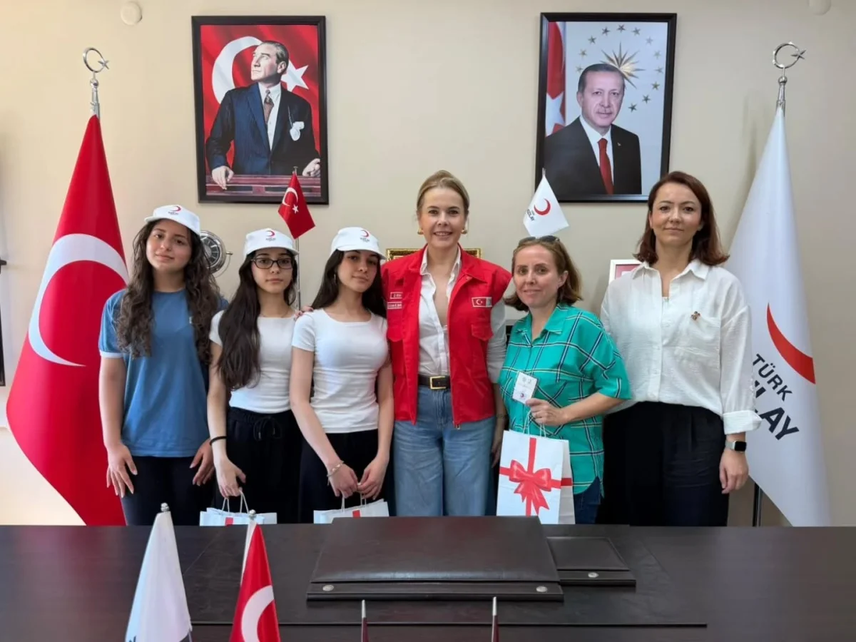 Edirne'de Kızılay Kulübü öğrencilerinden Türk Kızılay'a ziyaret