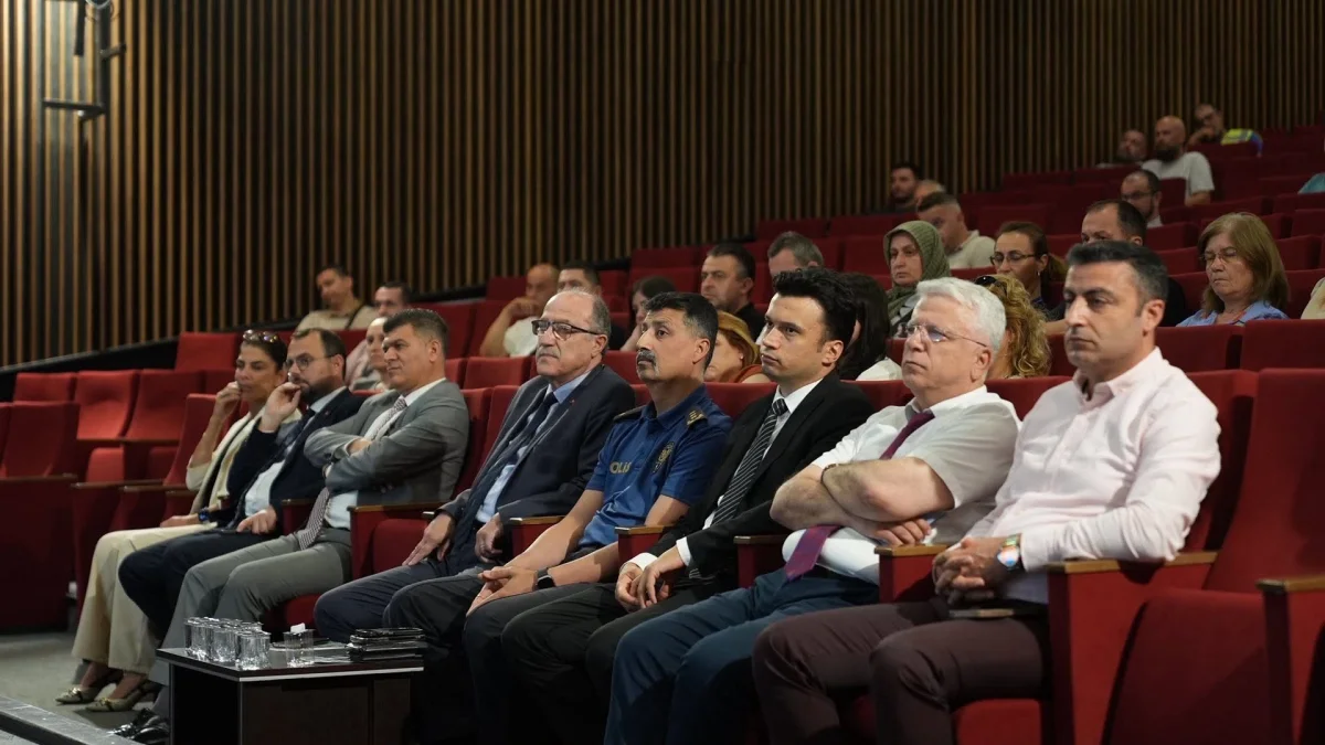 Emniyetten belediye personeline uyuşturucu ve dijital güvenlik eğitimi