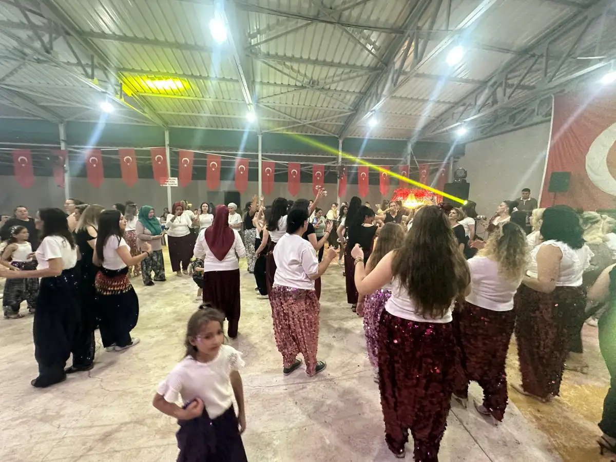 Orhaniye'de renkli gece: Kadın kadına şalvar eğlencesi
