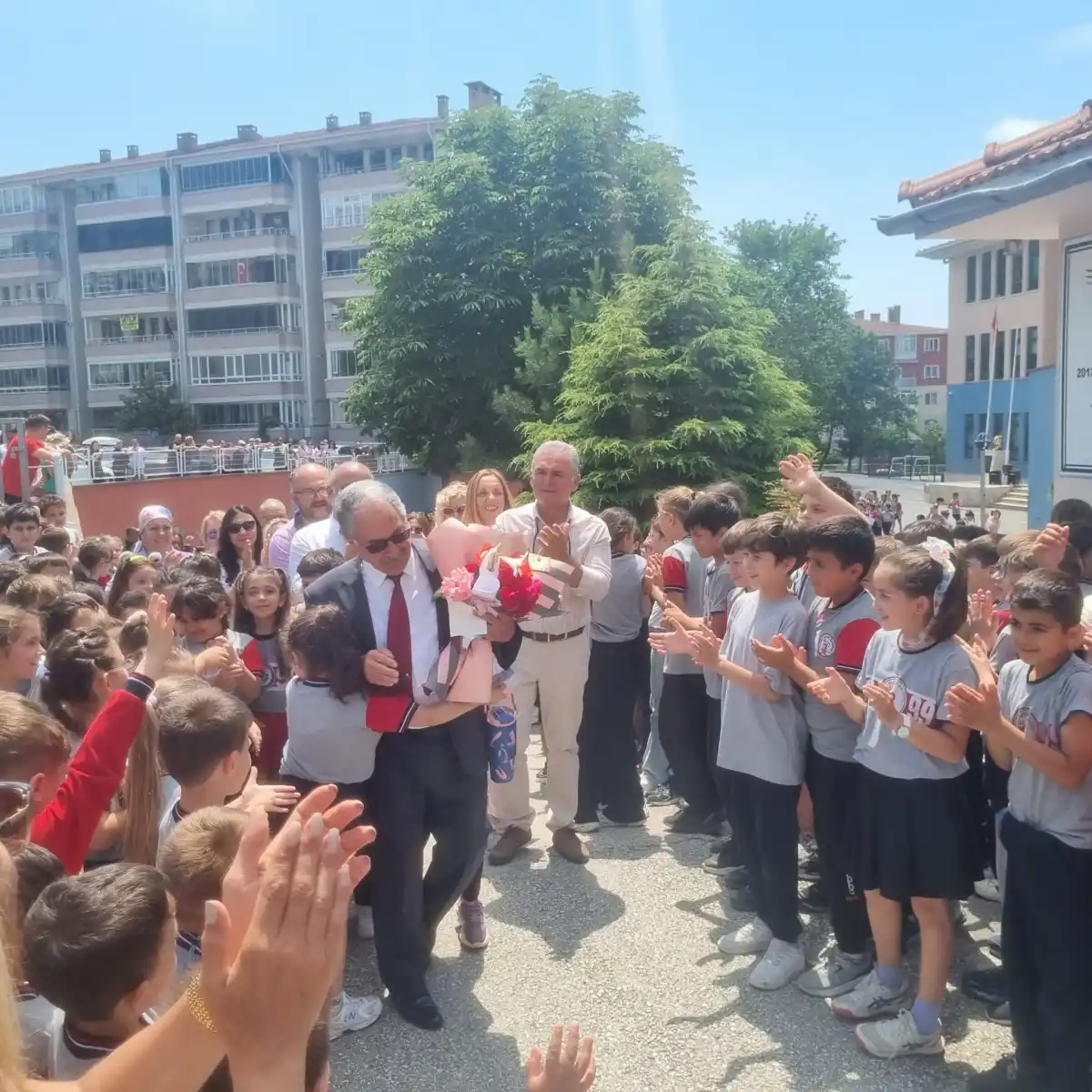 Plevne İlkokulu Müdürü Tekçe'ye duygusal uğurlama