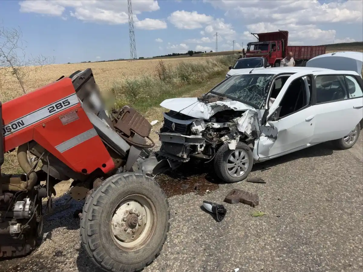 Traktörle otomobilin çarpıştığı kazada 2 kişi yaralandı