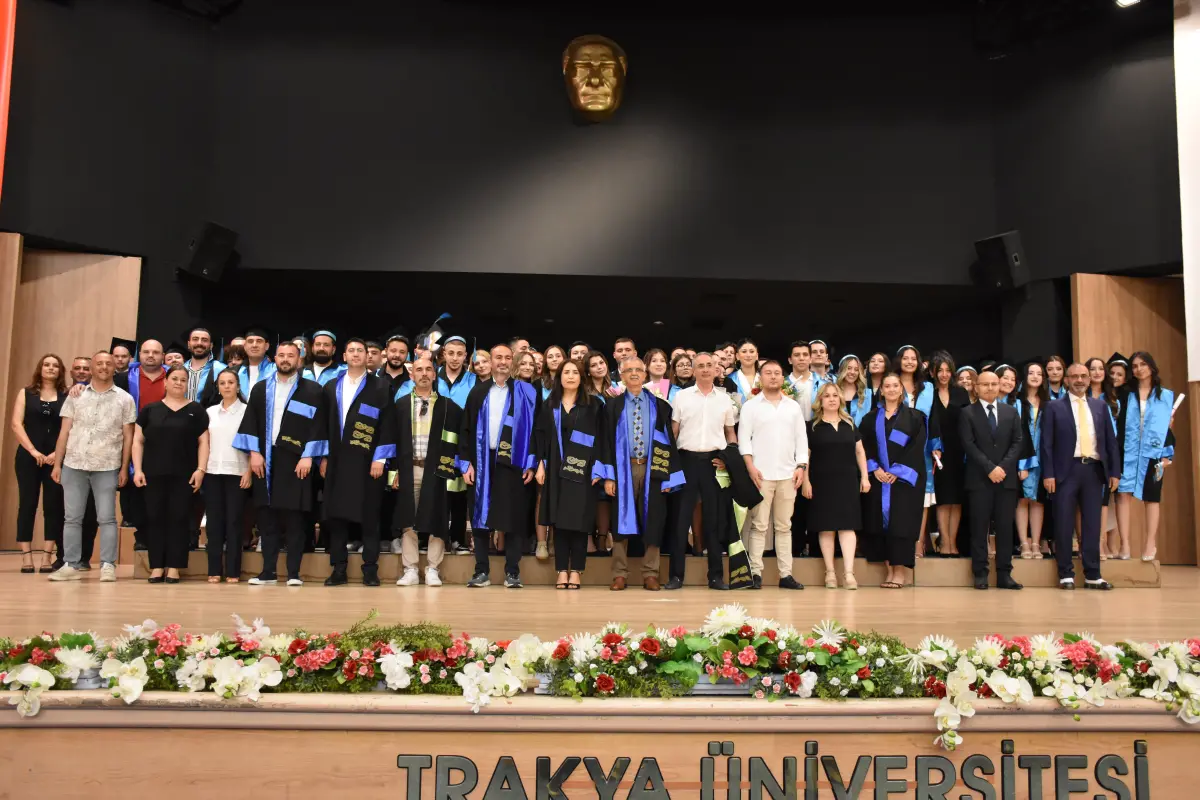 TÜ Edebiyat Fakültesi’nde 291 öğrenci mezun oldu
