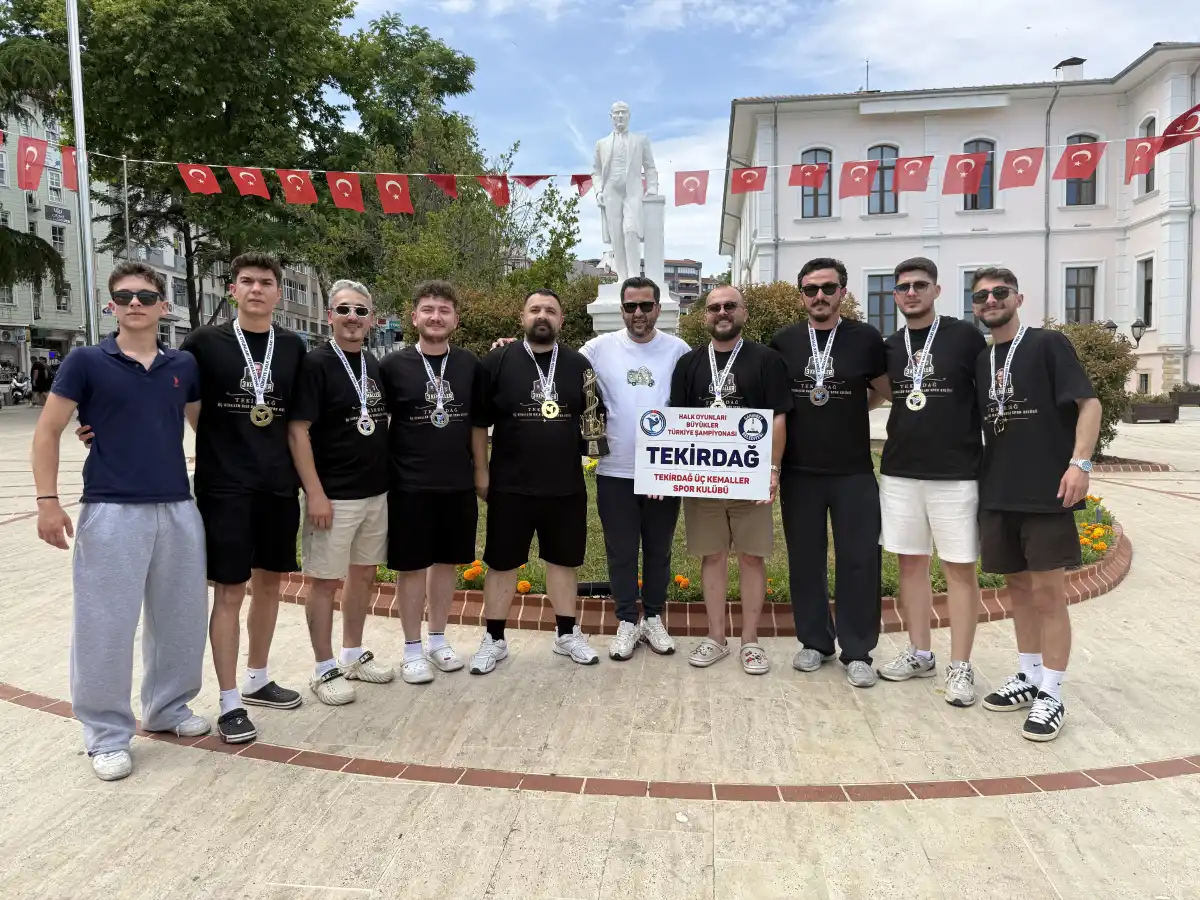 Türkiye şampiyonu halk oyunları ekibi Tekirdağ'da davul zurnayla karşılandı