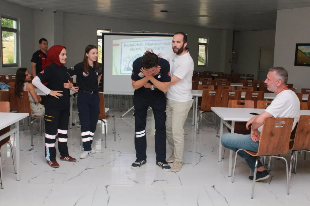 Vakanın en çok görüldüğü yerlerde Heimlich eğitimi!