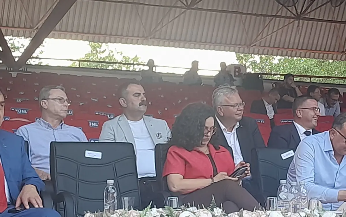 CHP'li Başkanlar Protokoldeydi, AK Parti'ye Geçen Özcan Gelmedi