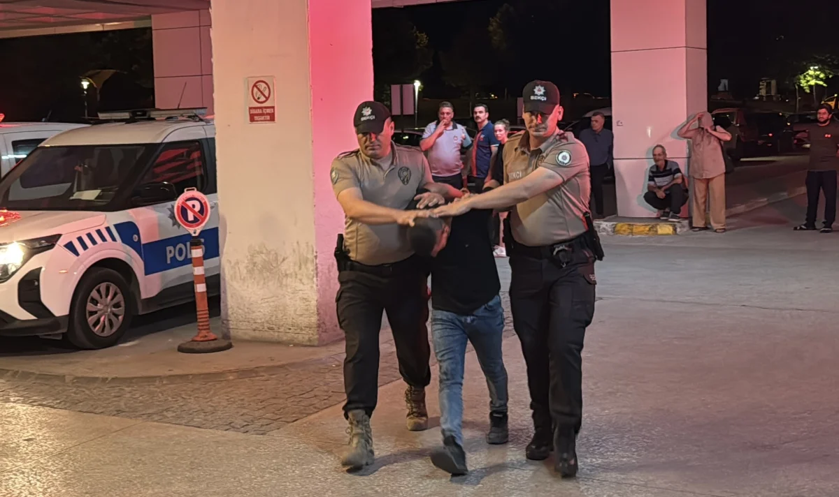 Kaleiçi'nde şüpheli minibüsten iki düzine göçmen