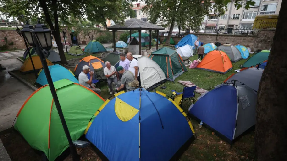 Oteller Dolunca Camiler ve Parklar Kamp Alanına Döndü!