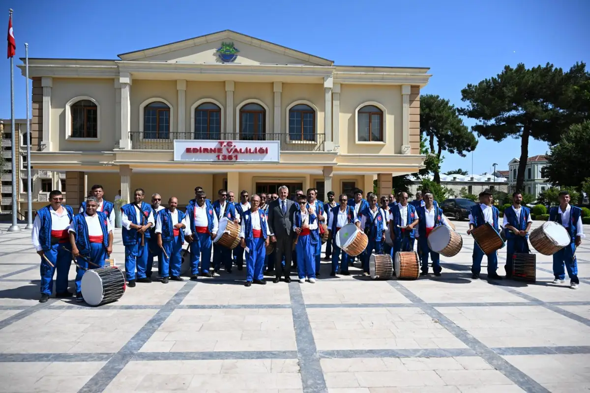 Kırkpınar davul zurna ekibi Vilayet binası önünde Vali Yunus Sezer ile birlikte.