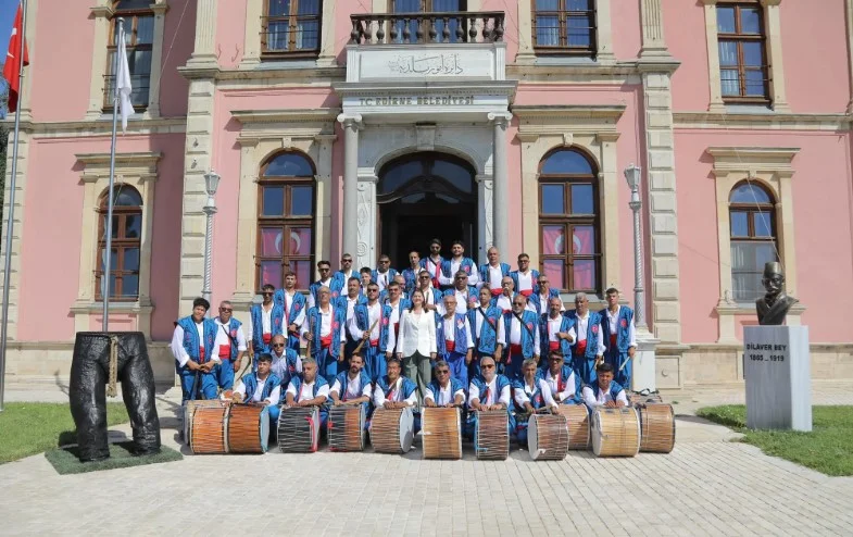 Kırkpınar davul zurna ekibi tarihi belediye binası önünde Belediye Başkanı Filiz Gencan ile birlikte.