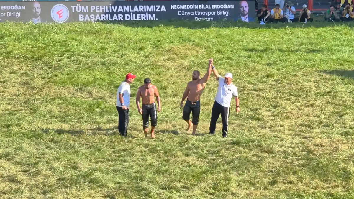 Feyzullah Aktürk rakibi Yıldıray Pala’yı yendi. Aktürk adını çeyrek finale yazdırdı.