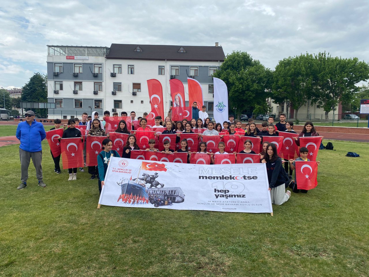 Gençler bayram için koşuyor