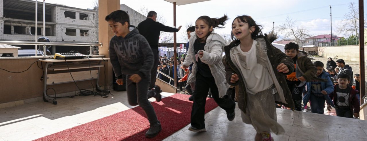 Depremzede öğrenciler okullarına ve arkadaşlarına kavuştu