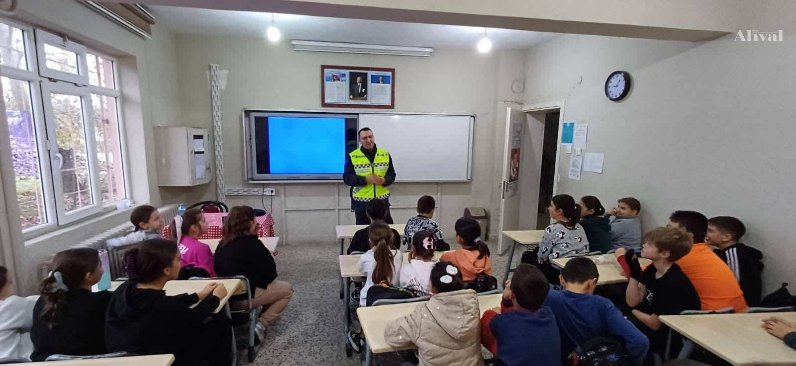 Kocahıdır Ortaokulu’nda trafik eğitimi