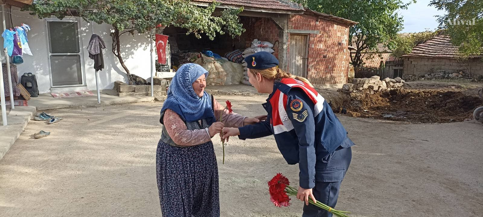 Üretici kadınlara karanfil hediyesi