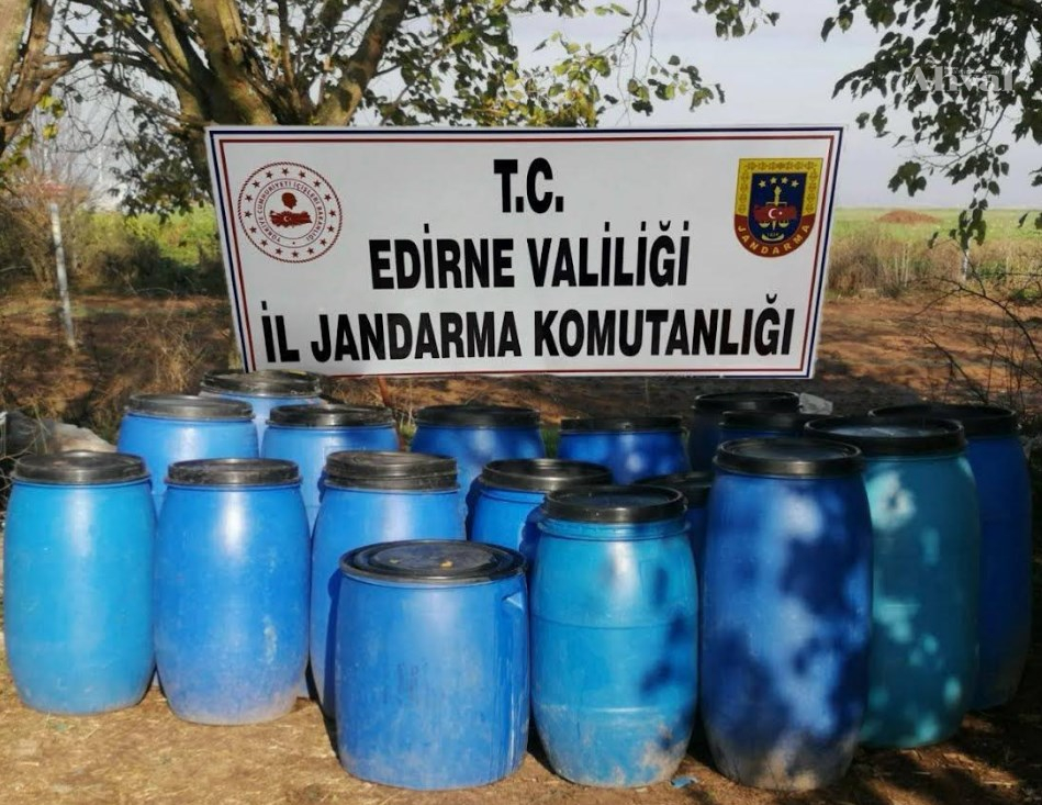 Evinde binlerce litre kaçak içki çıktı