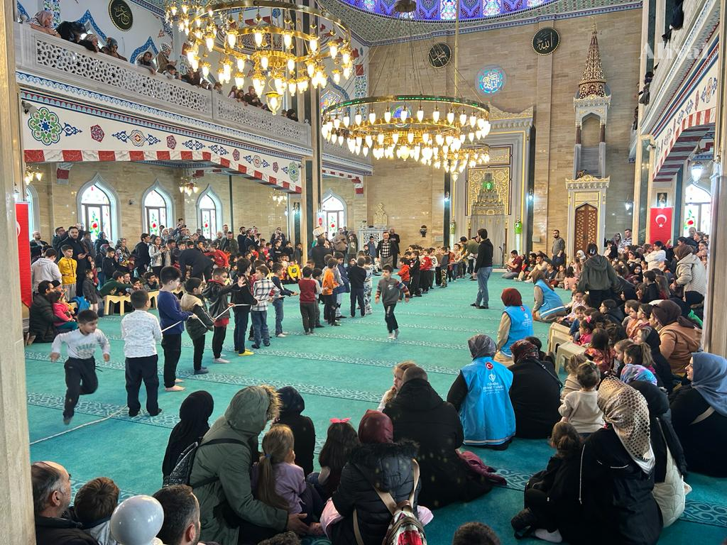 Nasreddin Hoca çocuklarla bir arada