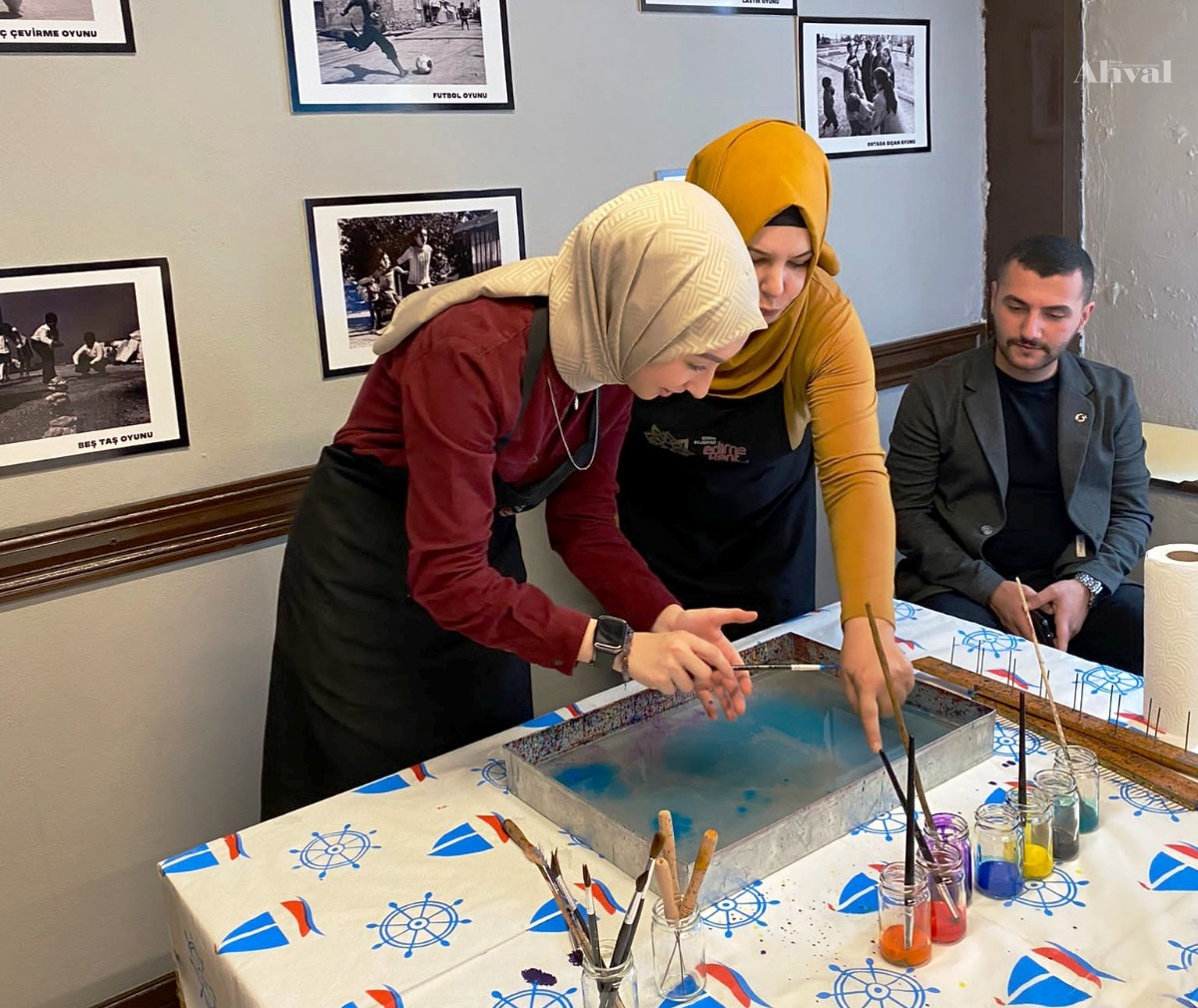 Uluslararası öğrenciler ebru sanatını deneyimledi