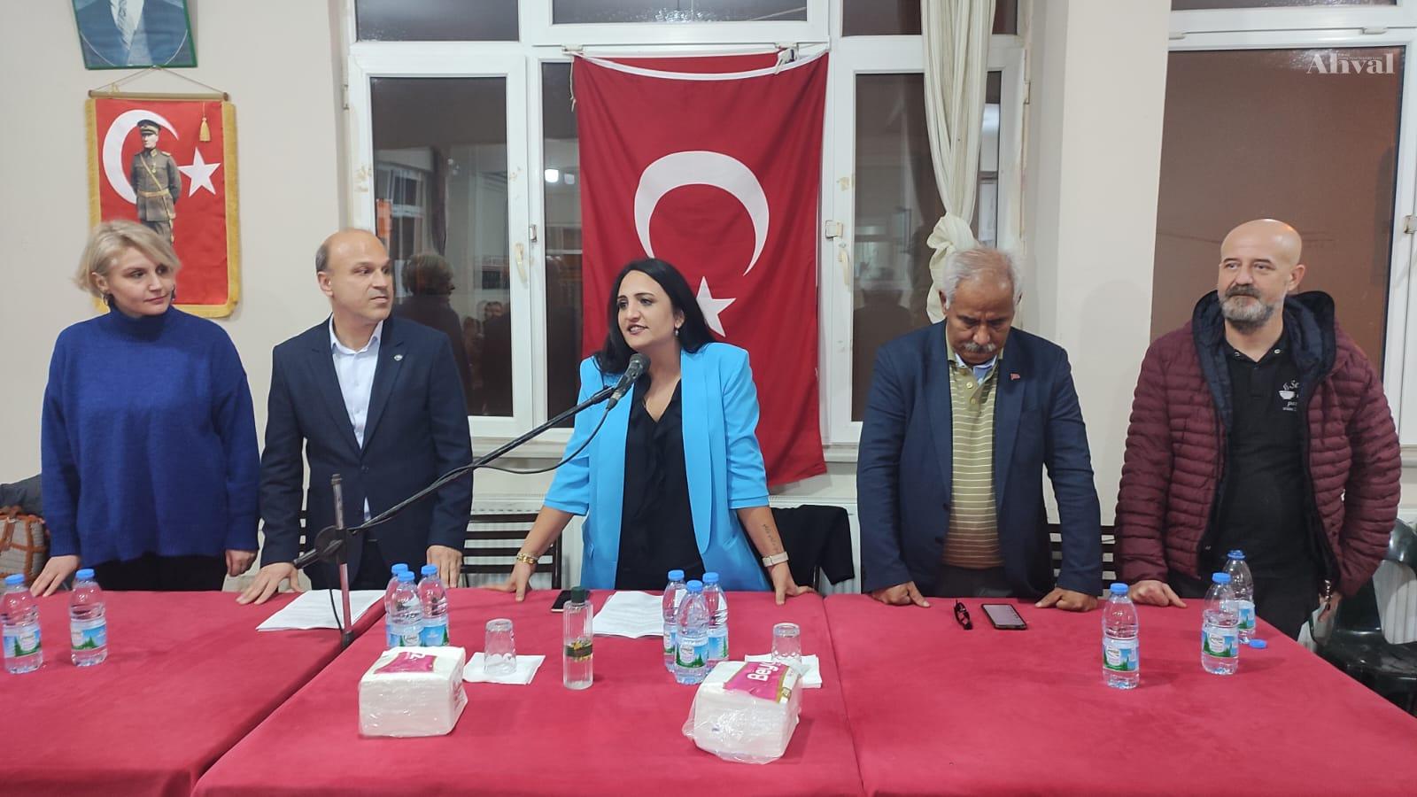 Bağımsız aday mahallelilerle bir arada