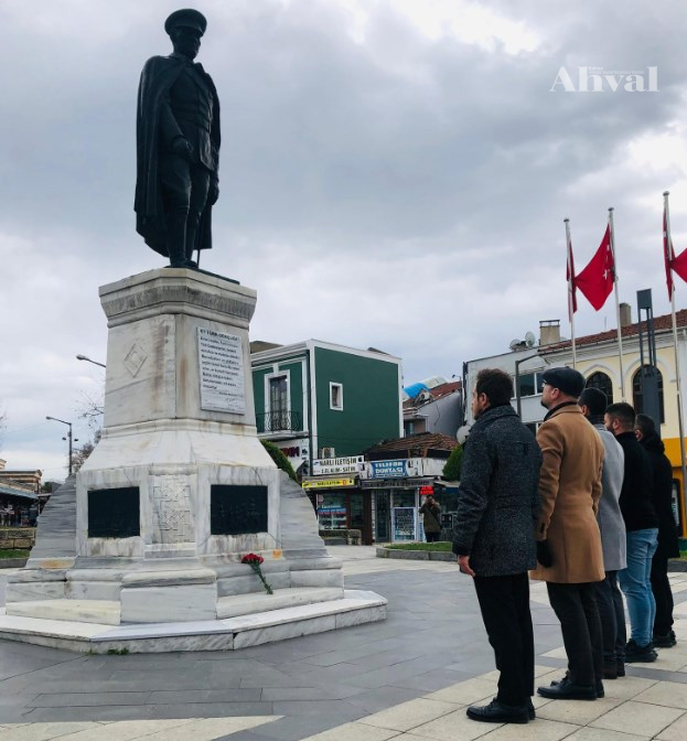 Şehitler için karanfil bıraktılar