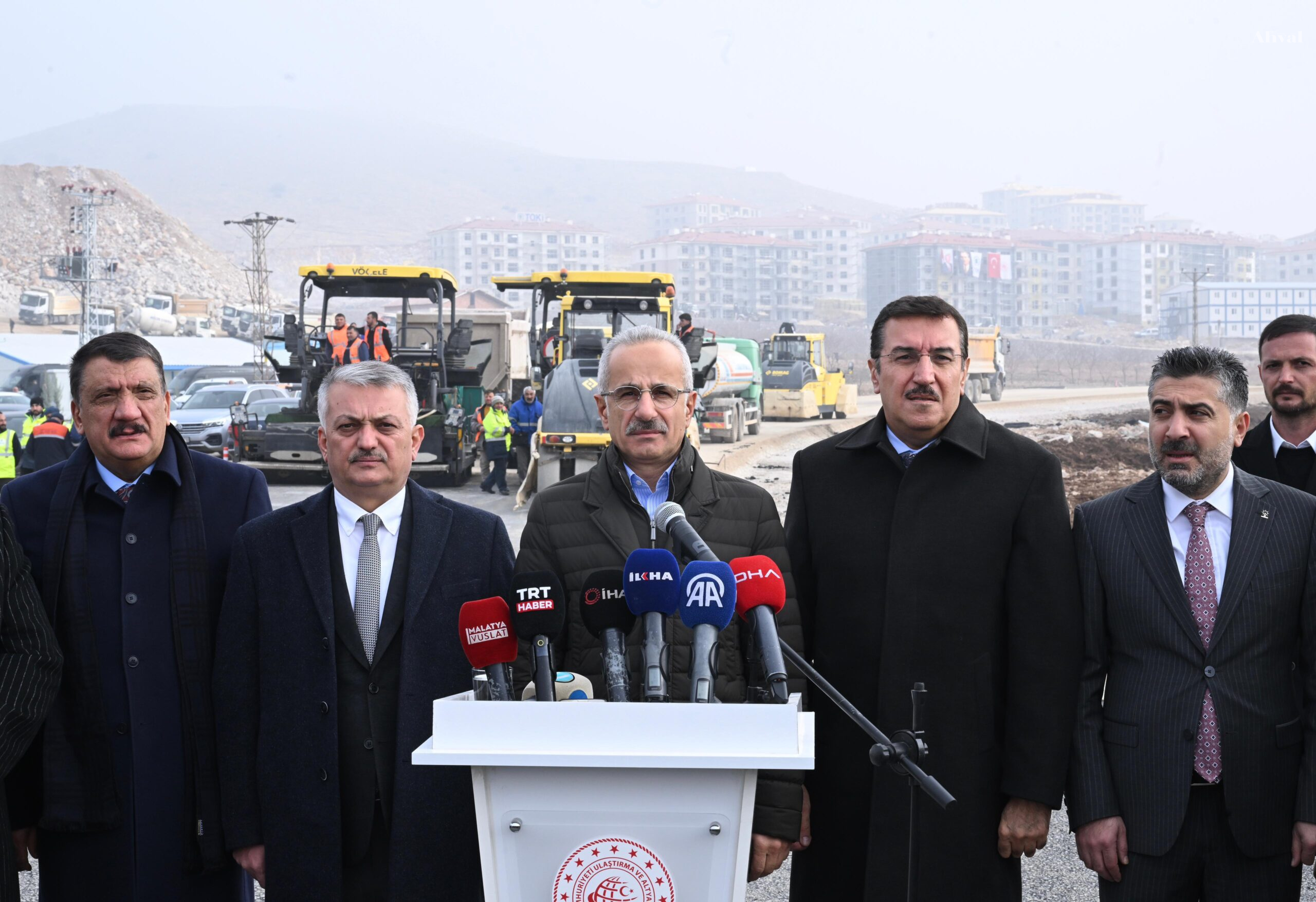 Deprem konutlarının yolları hazır