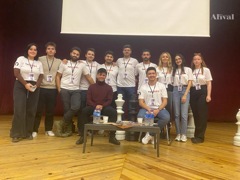 Satranç ustası Yontar, öğrencilerle bir arada