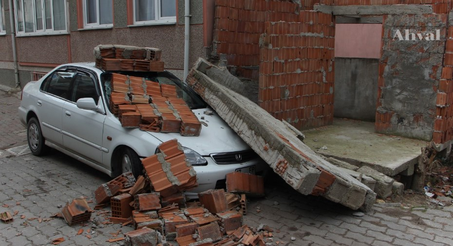 İnşası yarım kalan duvar tehlike saçtı