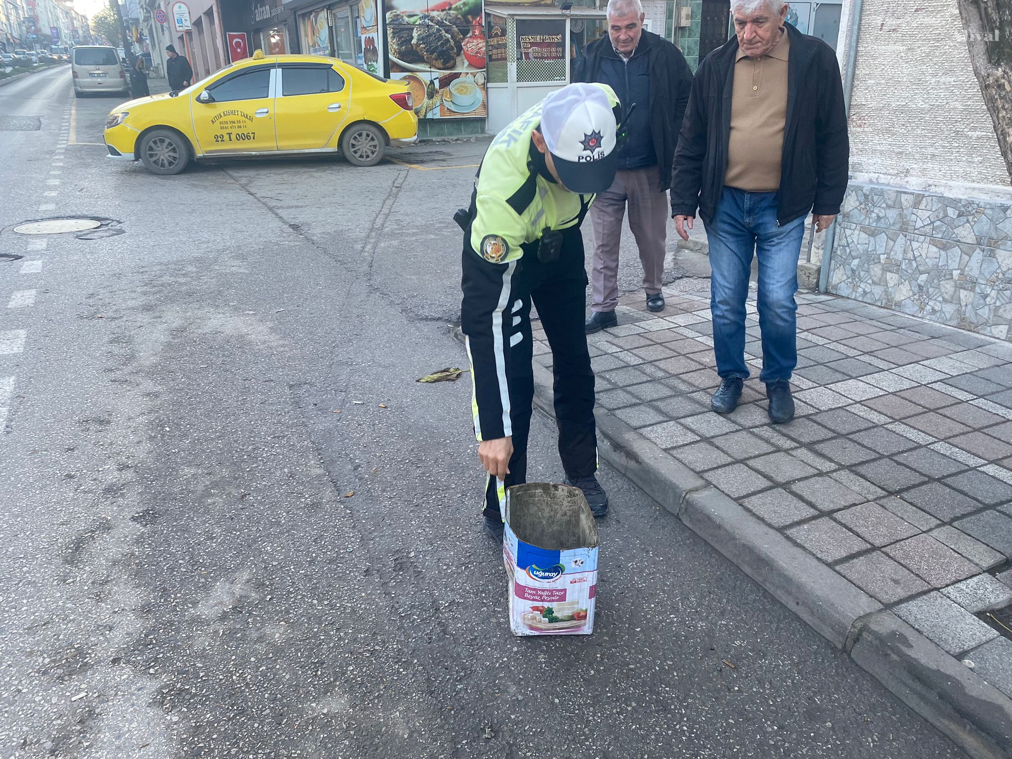 Dükkan önündeki dubalar toplandı