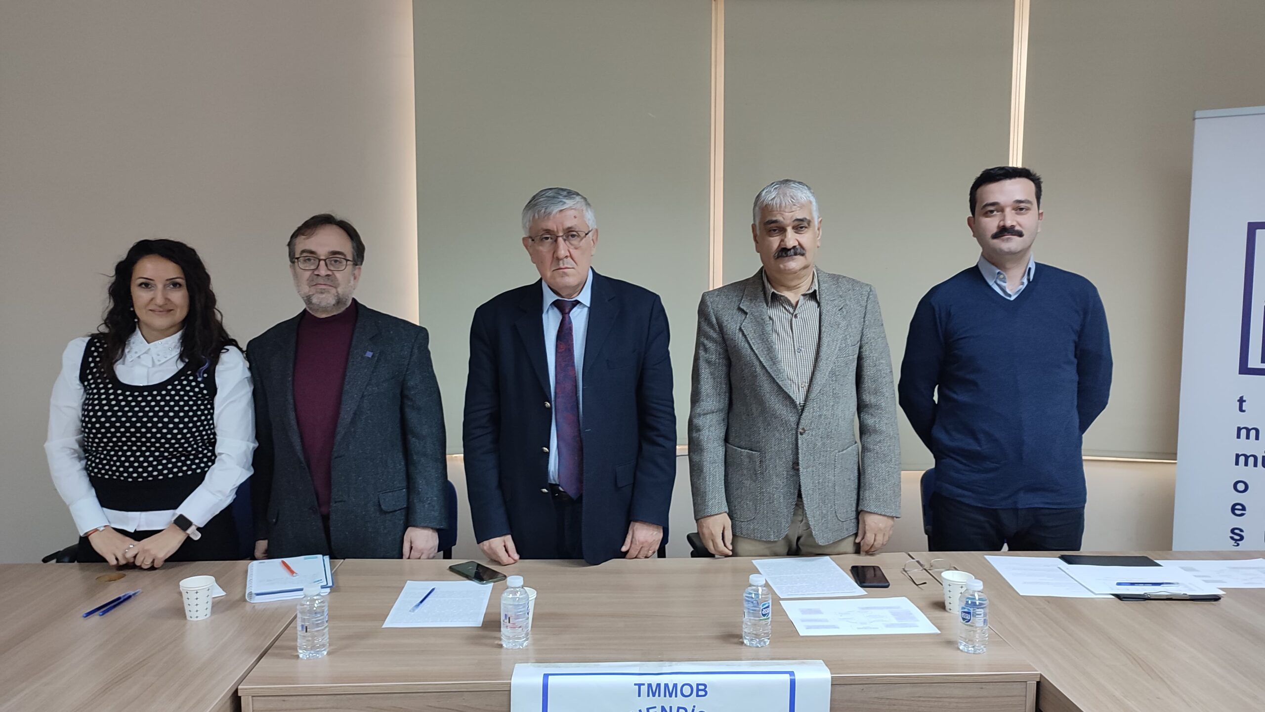 Kırmızı etiketli asansöre dikkat!