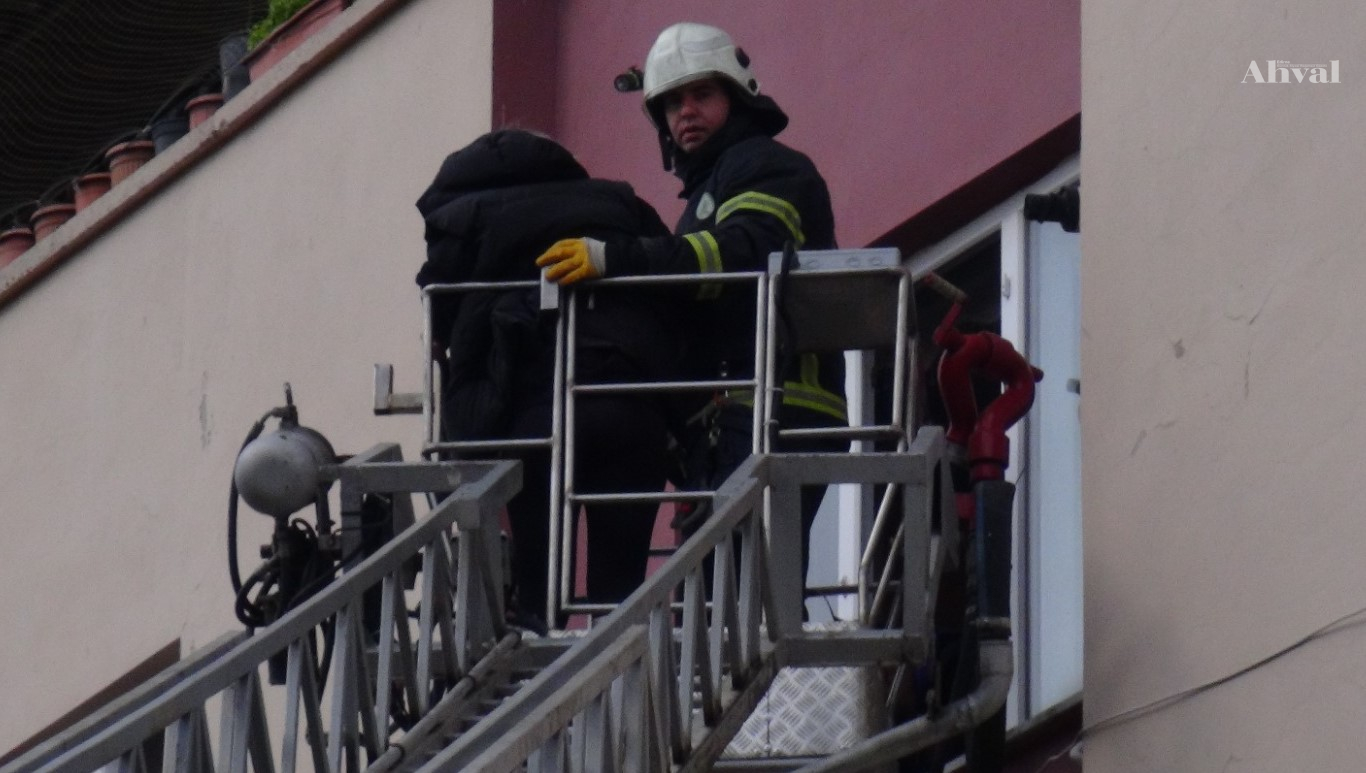 Korkutan yangında hamile kadın dumandan etkilendi