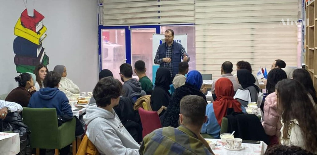 İlk dönemde uluslararası 40 öğrenciye 10 ders