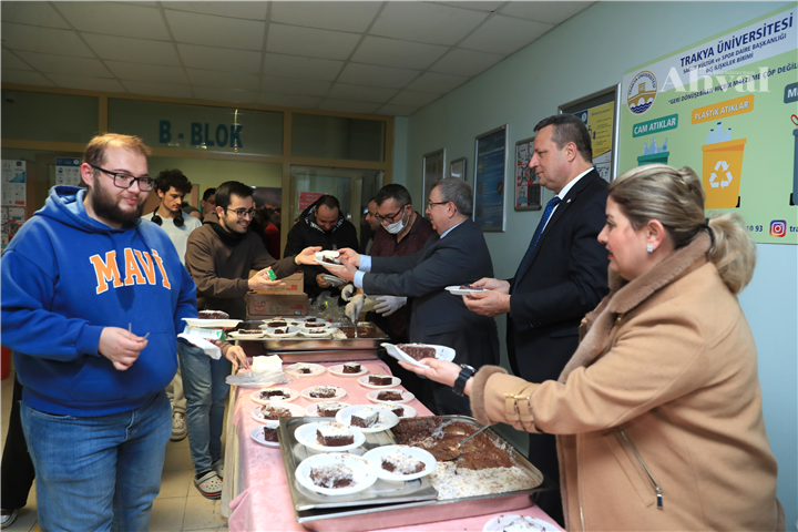 Final haftası boyunca öğrencilere tatlı ikramı
