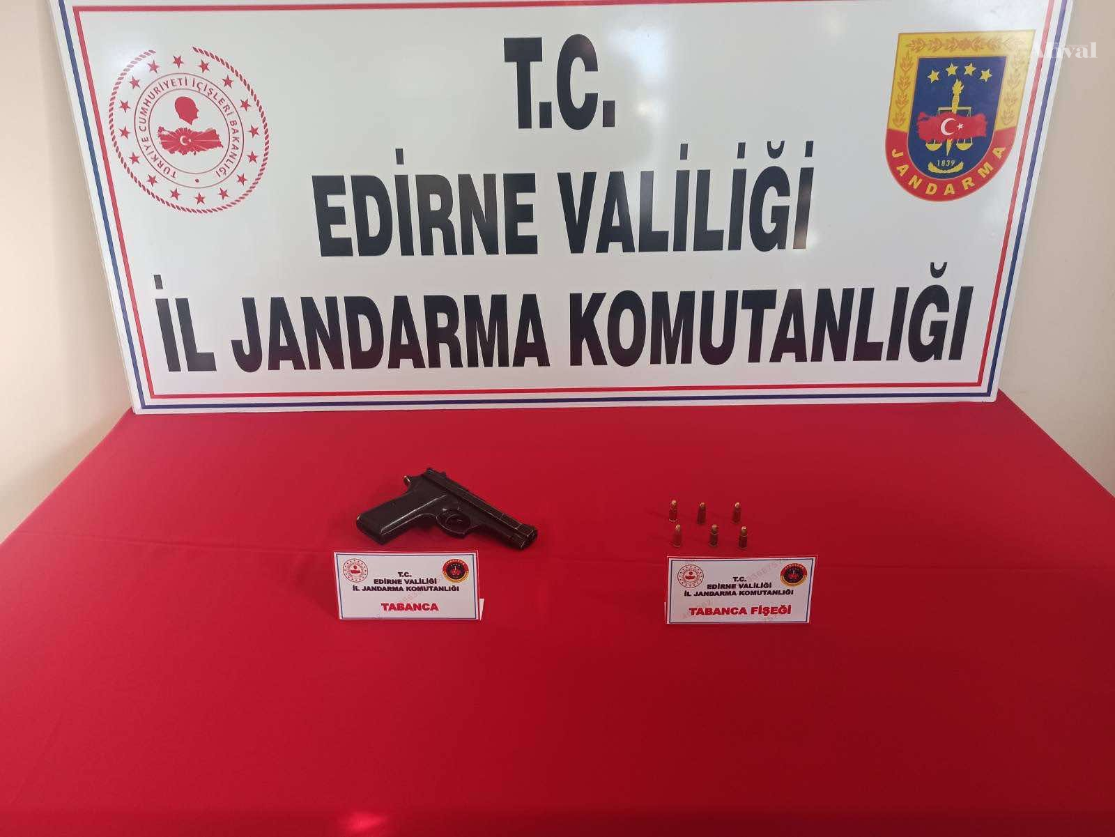 Üzerinde tabanca ve fişeklerle yakalandı