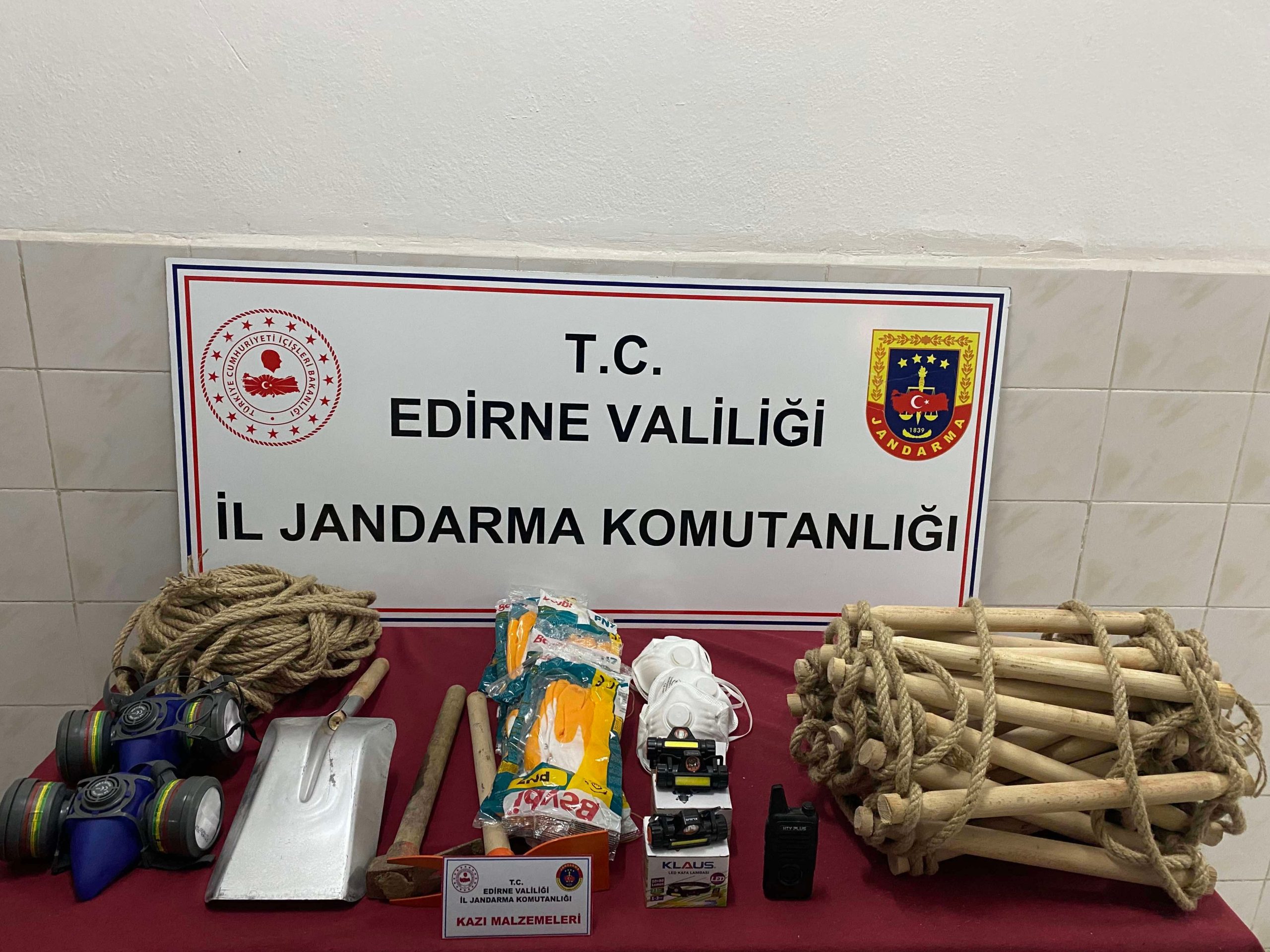 Kaçak definecilere jandarma engeli