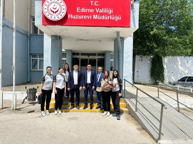 Öğrencilerden huzurevine ziyaret