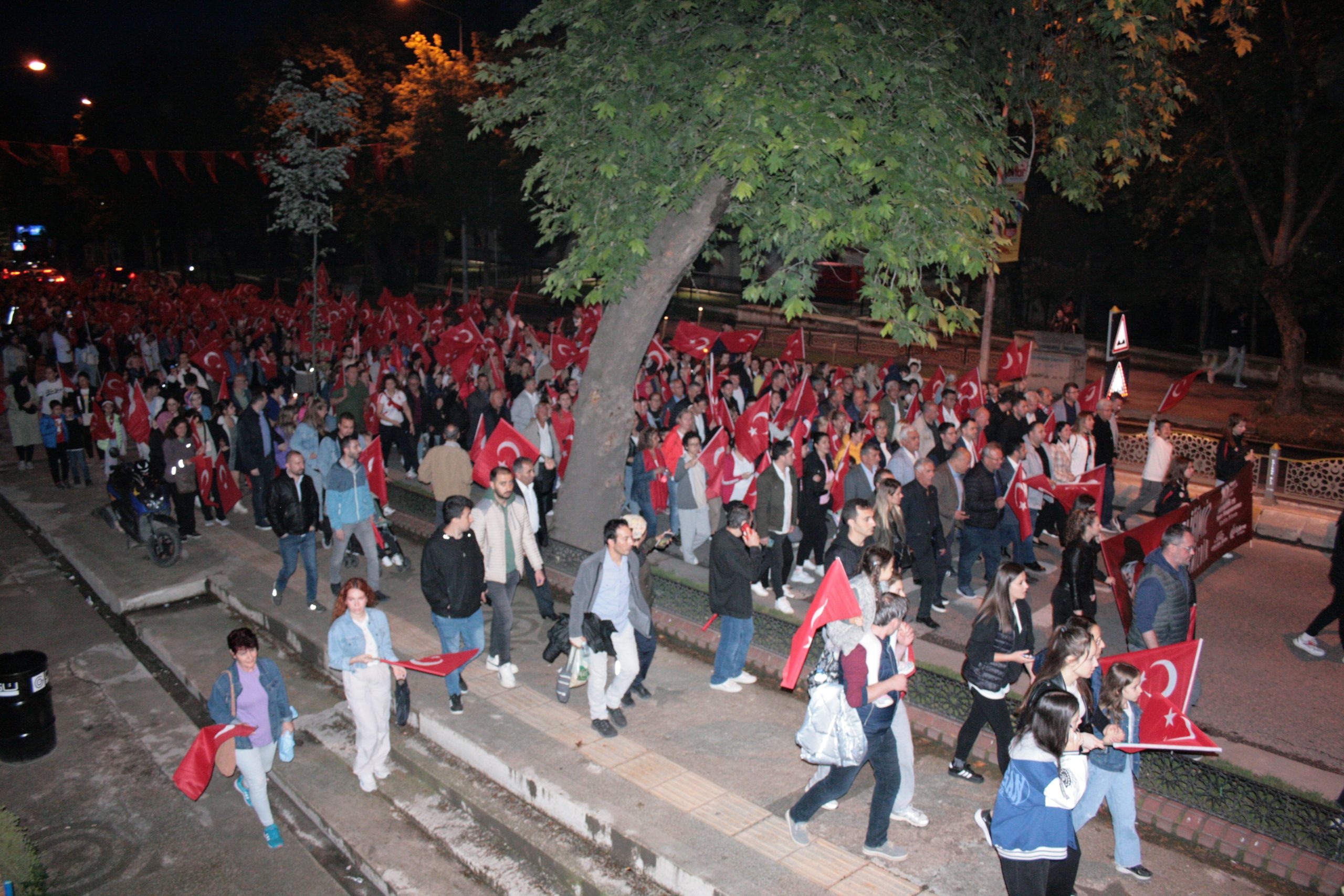Edirnelilerden 19 Mayıs ‘Gençlik Yürüyüşü’ fener alayı