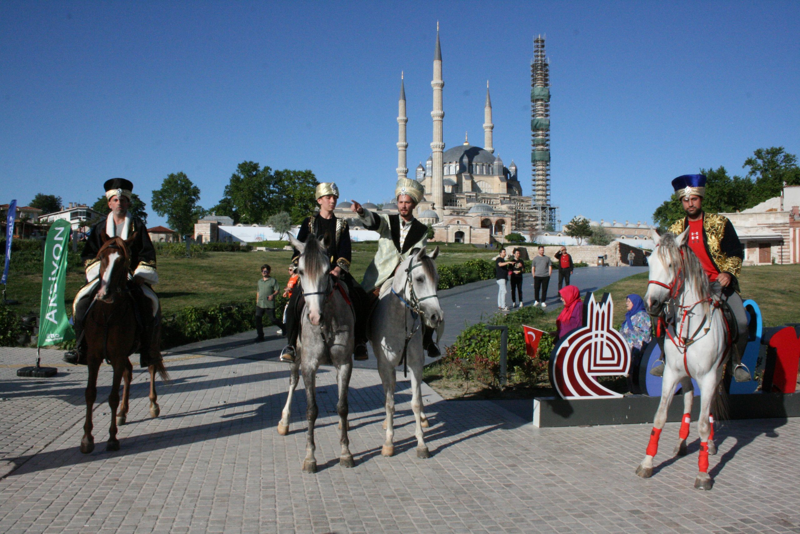 At ve mehteran eşliğinde fethe yürüdüler