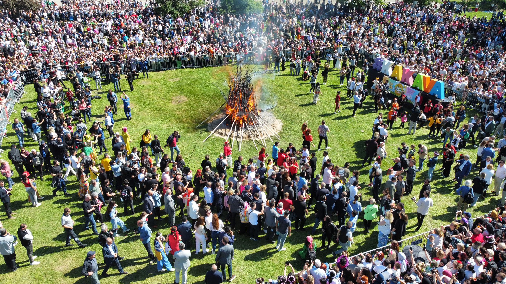 Kakava ateşi on binlerin coşkusuyla yandı