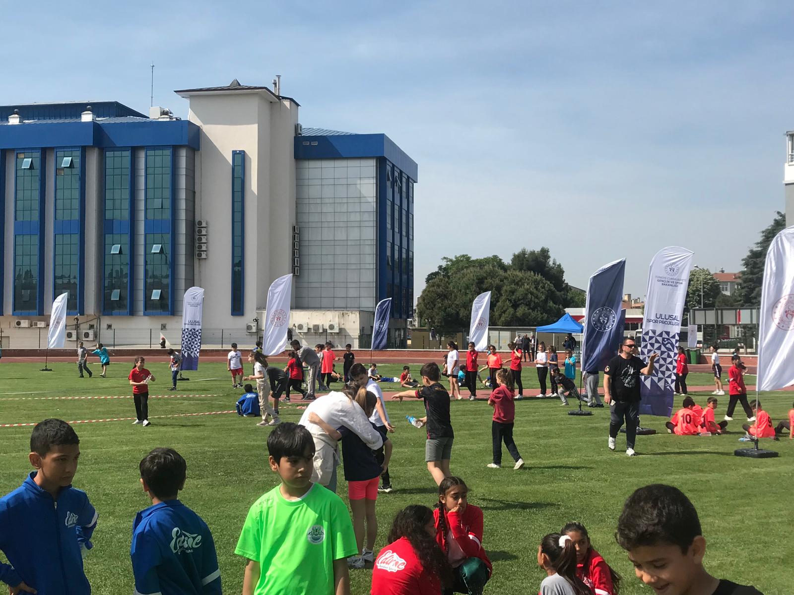 İlkokul öğrencileri atletizm sahasında